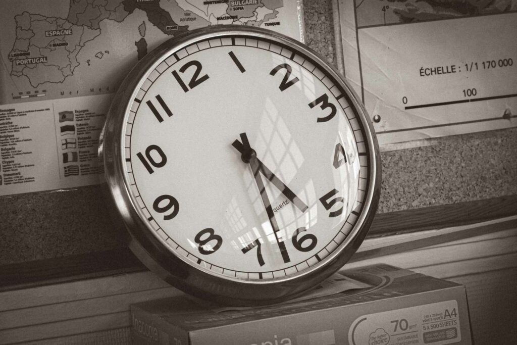 Une horloge posée sur un carton - photo nommée le temps perdu issue de la série l'école désertée par Laure Cartel