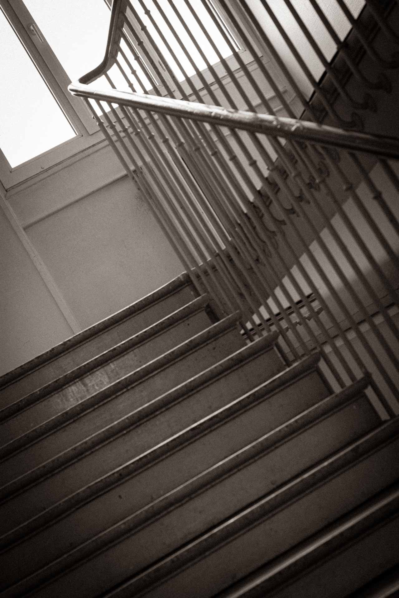 Un escalier dans une école - photo nommée escalier issue de la série l'école désertée par Laure Cartel