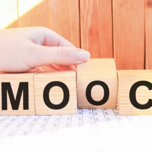 Cubes avec les lettres MOOC.